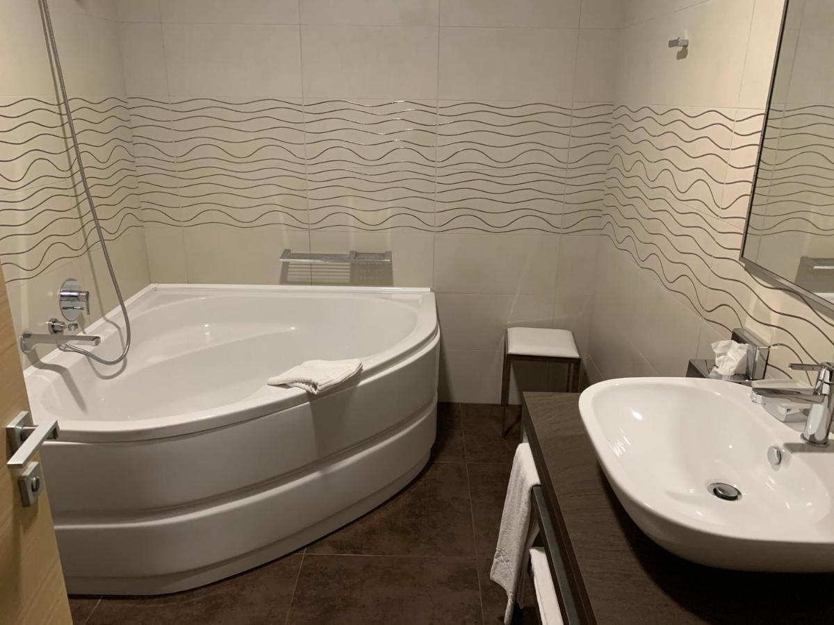 Turin Airport Hotel & Residence San Francesco al Campo Екстериор снимка