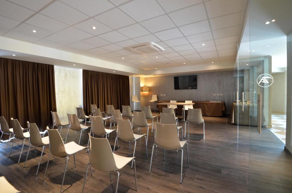 Turin Airport Hotel & Residence San Francesco al Campo Екстериор снимка